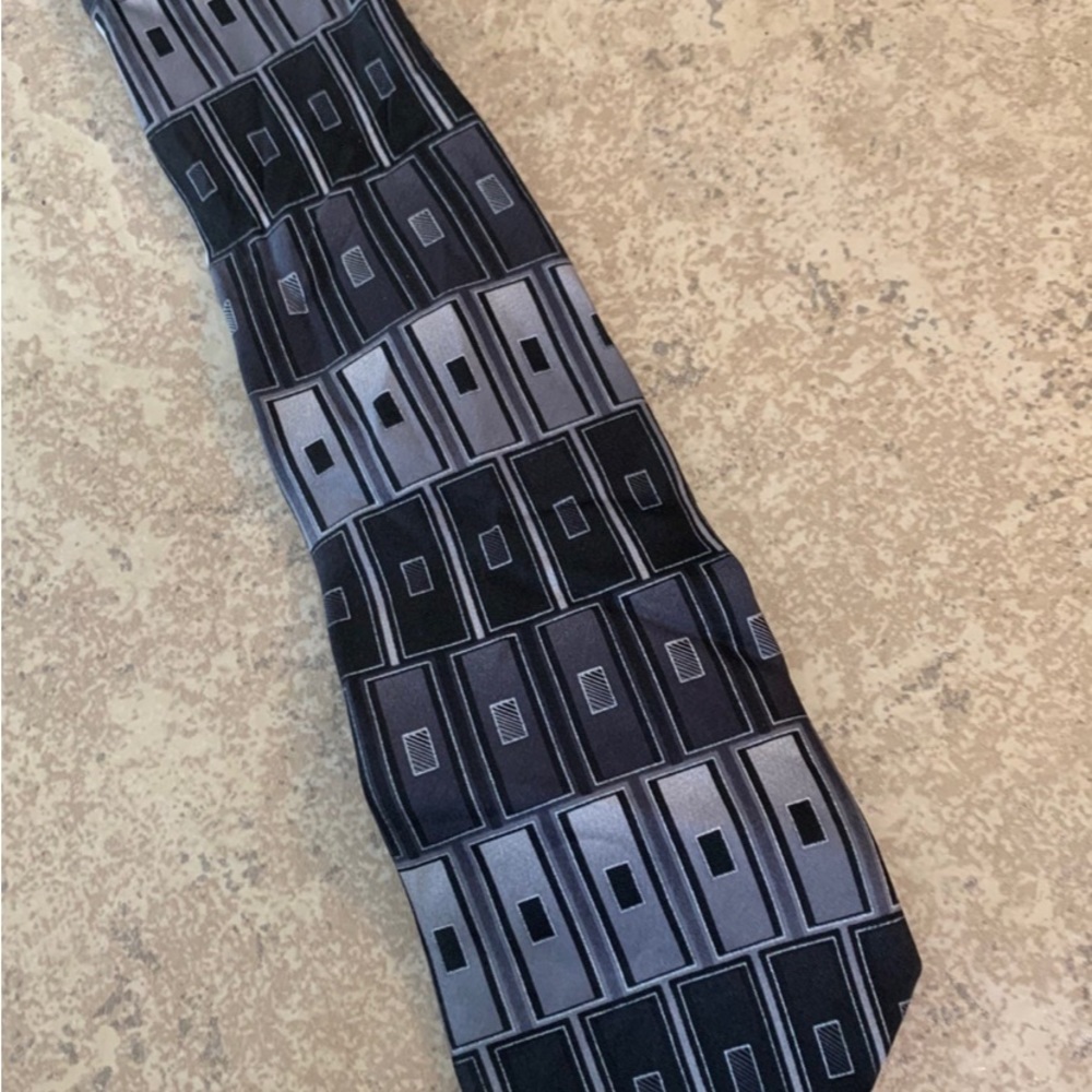 “Covington” Men’s Tie. Colors: Black & Silver. Material: 100% Silk.